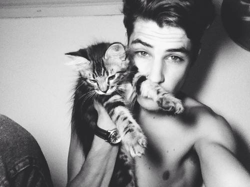 man-crush-monday-mannen-met-katten-17