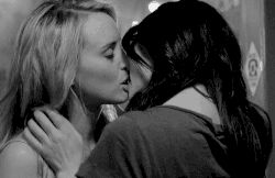 orange is the new black kiss